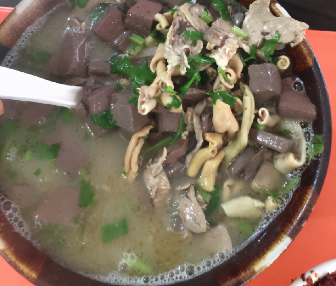 郑州夫妻一碗汤研究10年！限量300碗卖7元，汤鲜肉嫩吃到撑