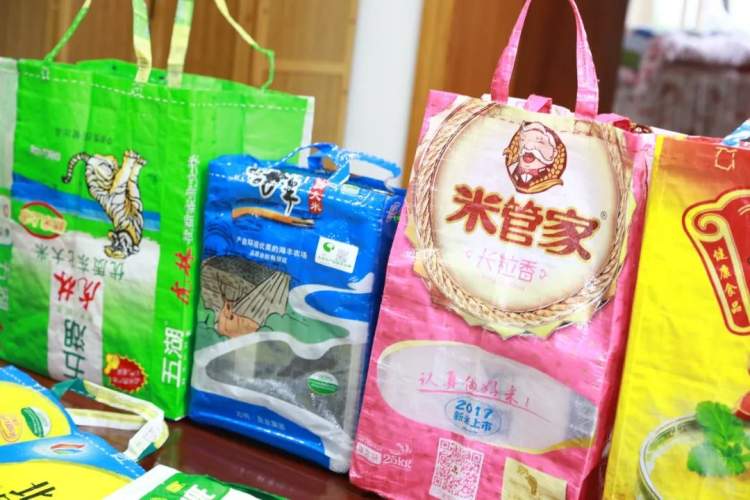 嘉定78岁爷叔巧手缝纫，旧米袋变身环保袋