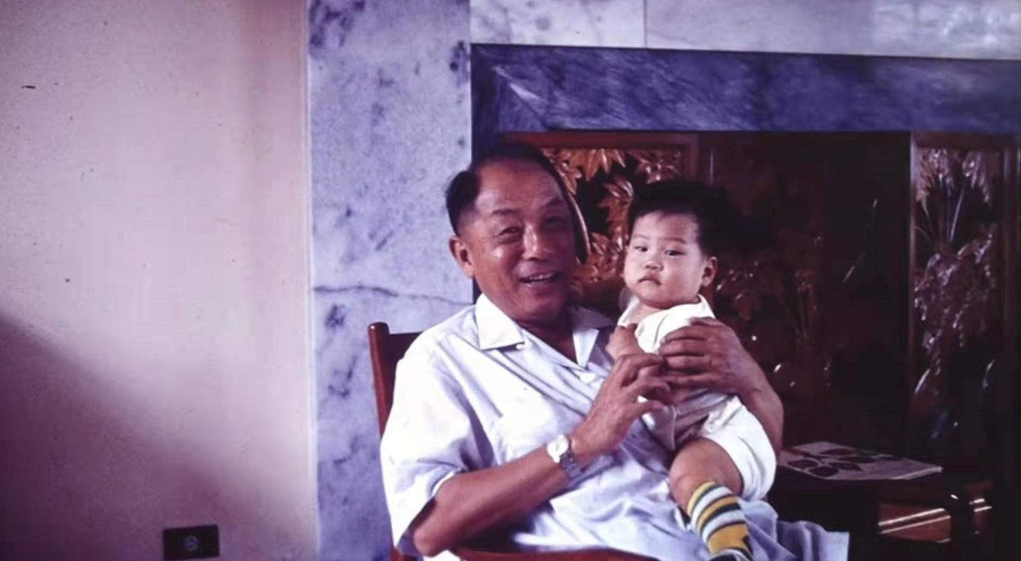 1994年张学良唯一活着的儿子回国,飞机上请人照顾:64岁不会汉语