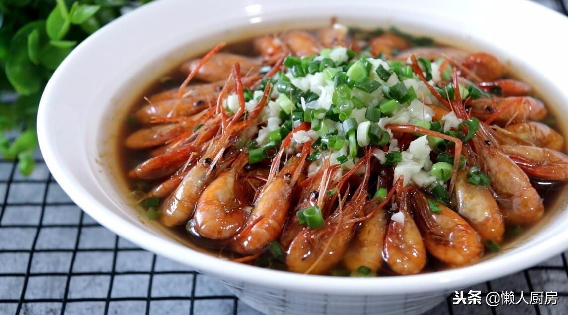 大白虾的虾尾怎么做,吃小河虾时如何留下完整的虾壳