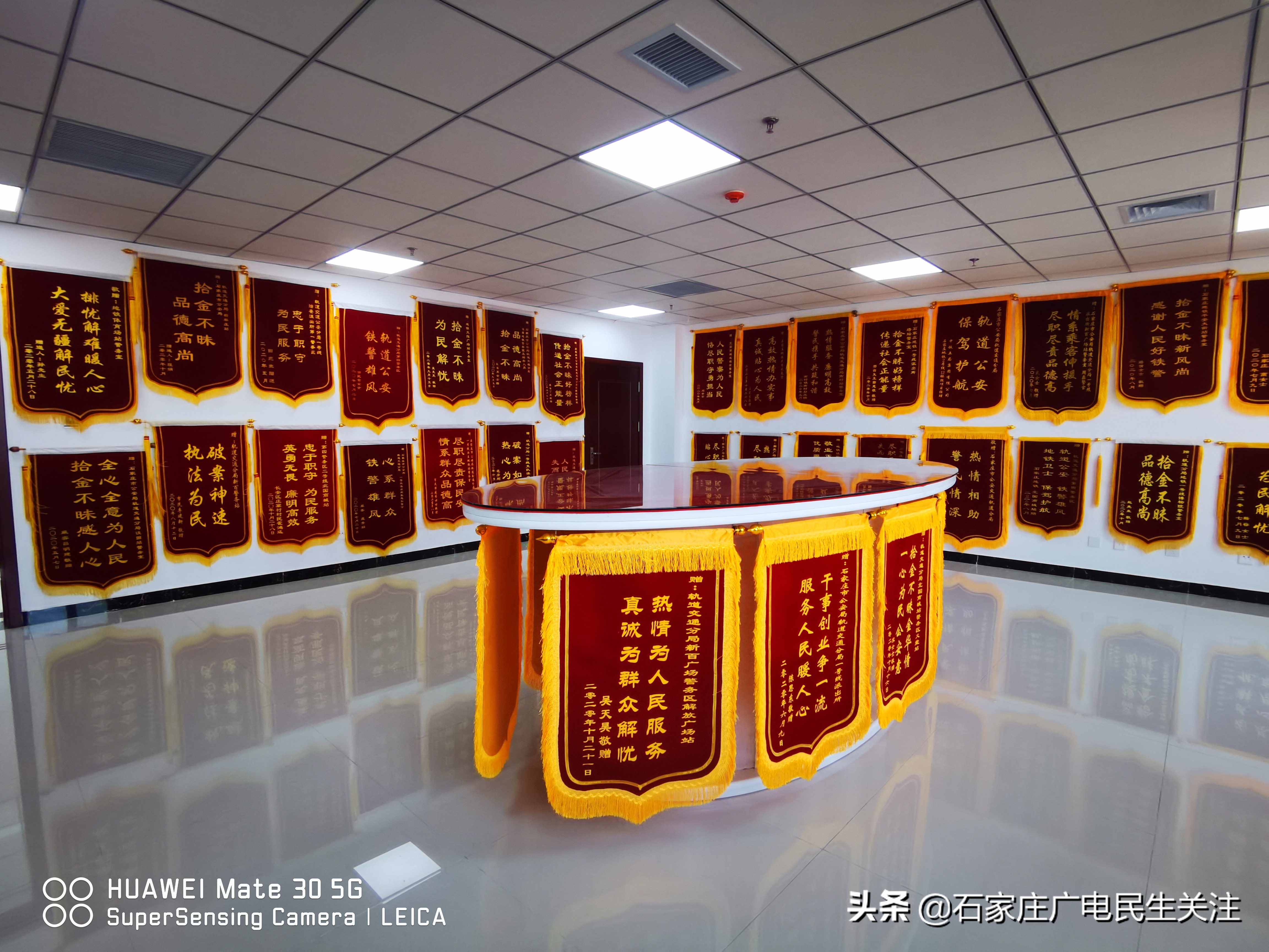 物业管家锦旗故事,十面锦旗的故事视频