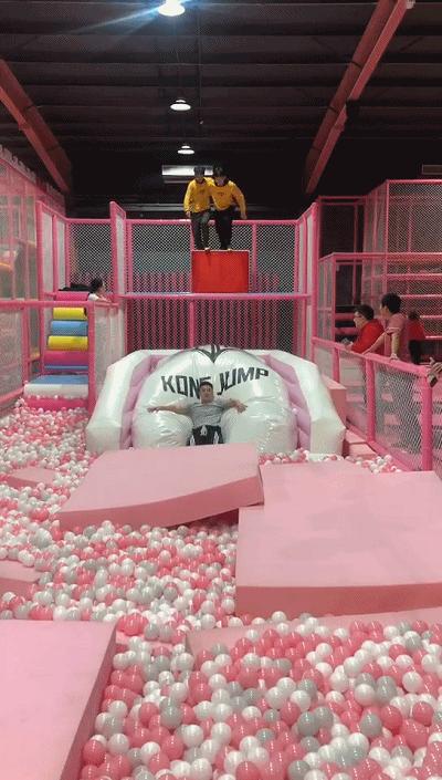 10000平方米蹦床乐园,网红蹦床公园视频