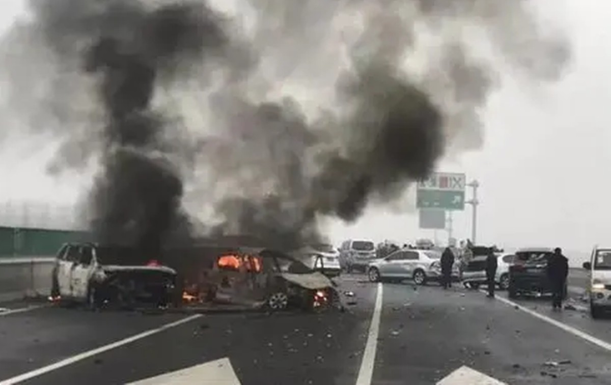 汽车行驶过程中起火怎么处理,汽车路上着火了要怎么处理