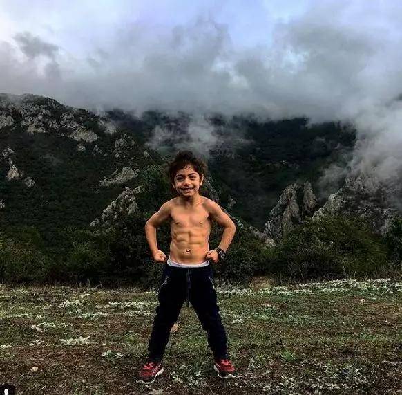 小学生腹肌搓衣板,小孩也可以练出最牛逼的八块腹肌