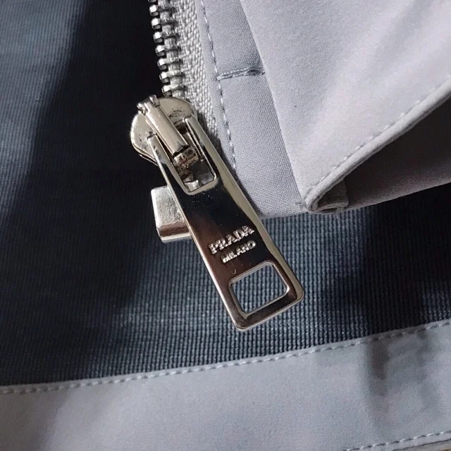 致敬普拉达,普拉达冲锋衣官方旗舰店价格