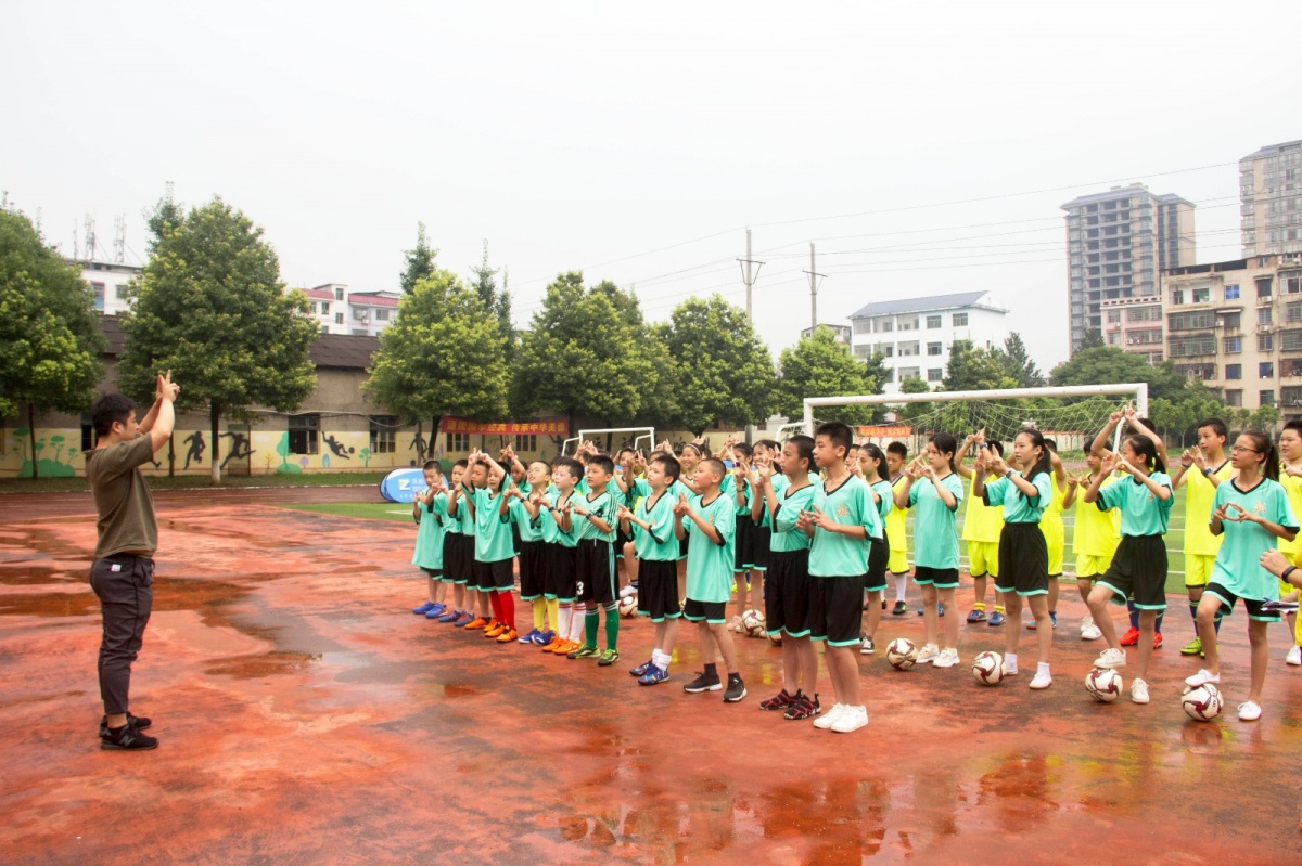 “体育·新时代”泽途体育足球培训夏令营开营啦