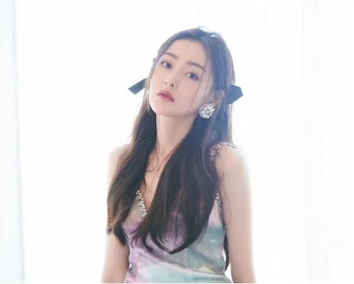 双蝴蝶结造型女星大pk：戚薇魅惑张雨绮显头大，赵露思发量取胜