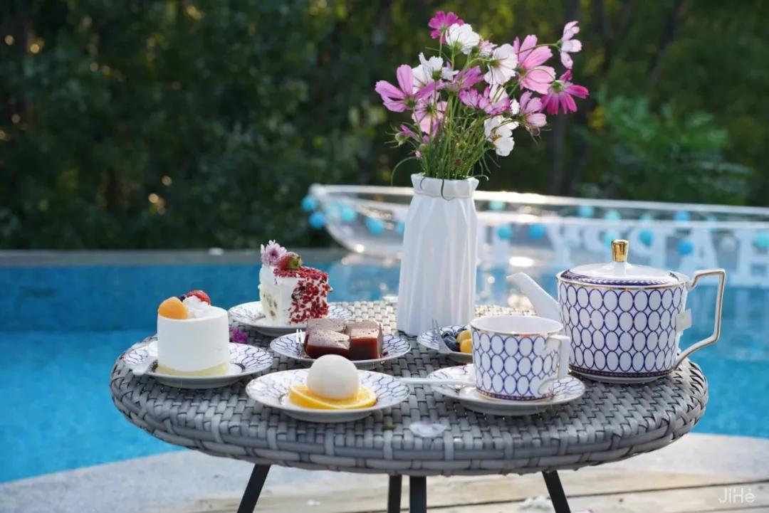 神仙眷侣辞掉高薪工作，爆改废弃山谷，造无边恒温泡池，全景树屋