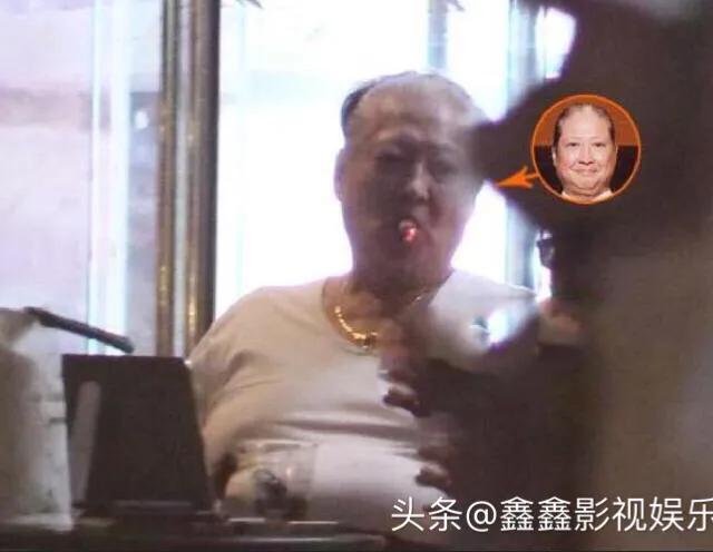 影视巨星洪金宝现身北京,戴大金镶钻链抽雪茄,和朋友相谈甚欢。