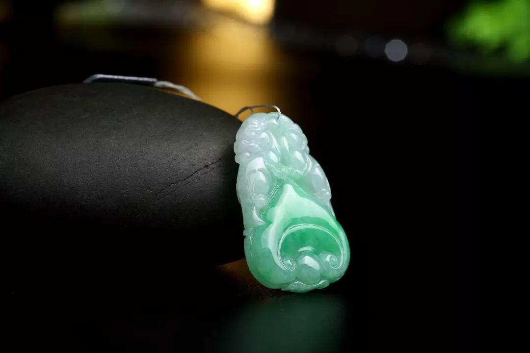 女人适合戴翡翠还是戴玉,女人戴翡翠紫罗兰挂件有什么功效