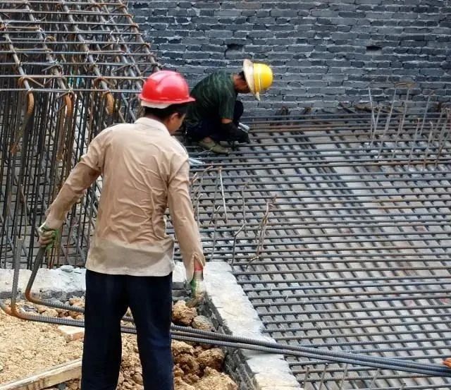 农村自建房屋顶有钢筋露出怎么办？不可置之不理！正确去弥补过错