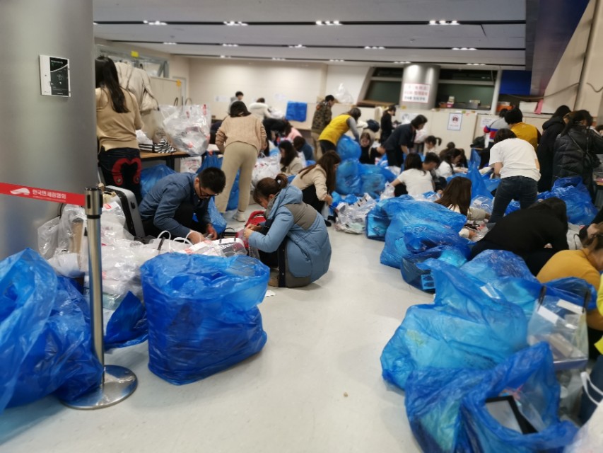 在济州岛机场，有群特殊的人群，每天都在做同一件事情