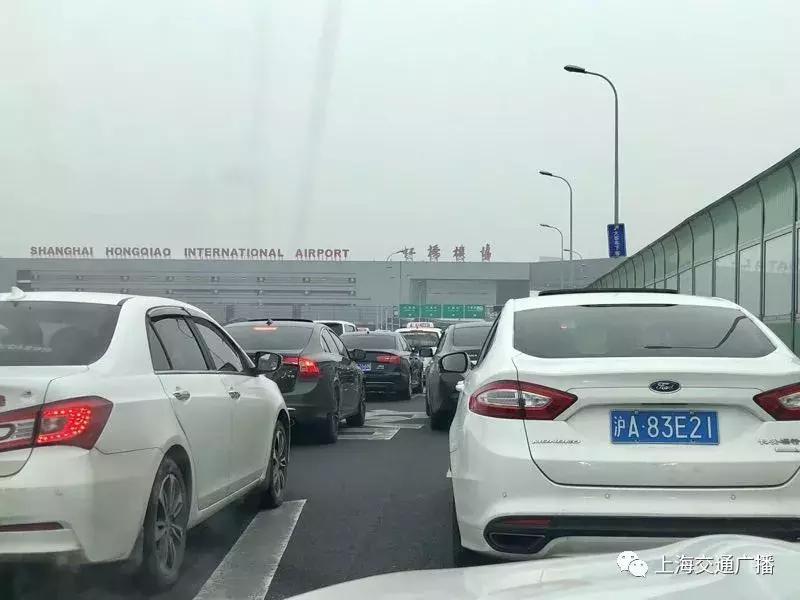 全国各地景区人挤人,各地景区游客爆满