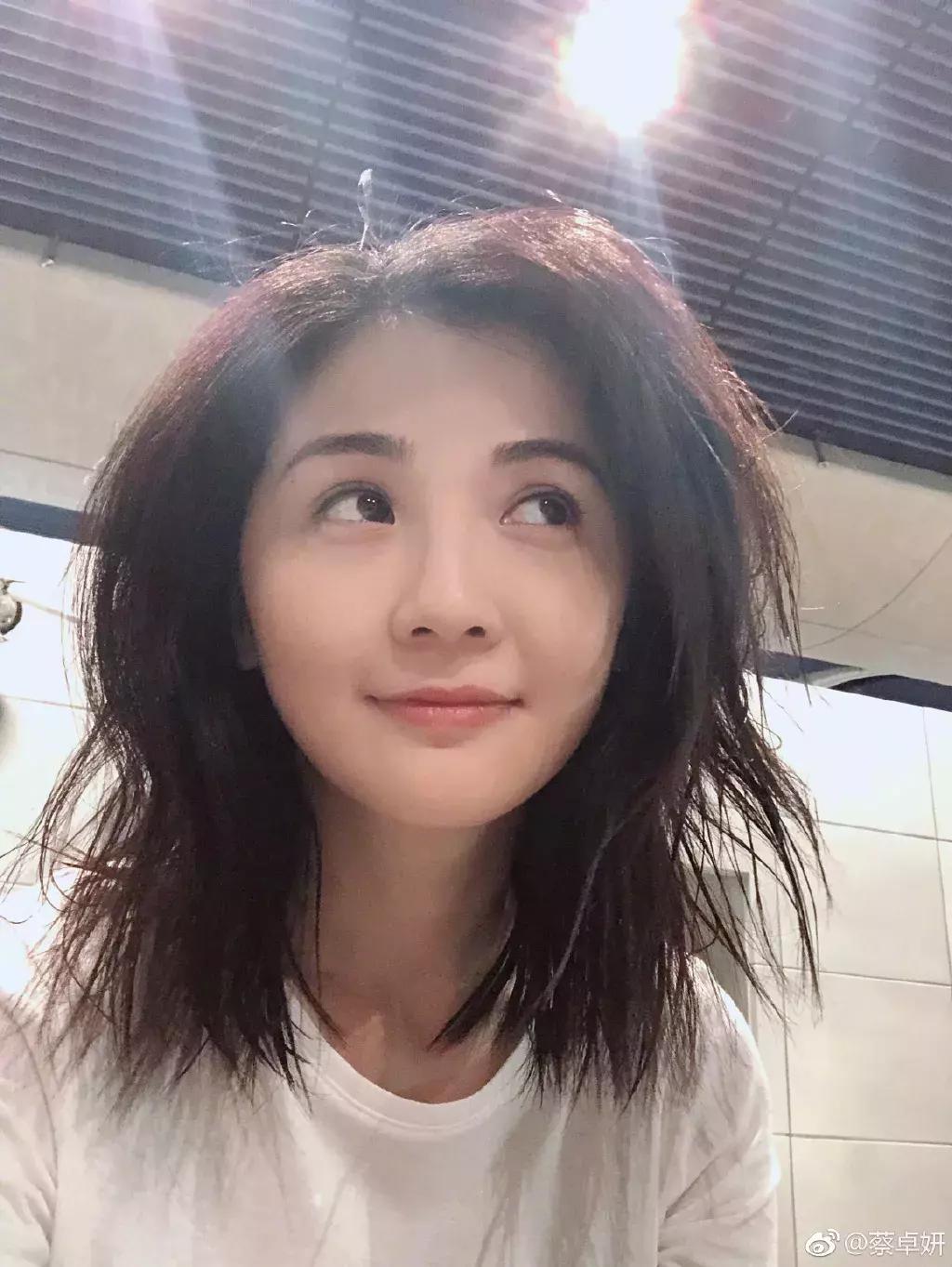 蔡卓妍出道至现今的照片,蔡卓妍出道22年再次站上巅峰