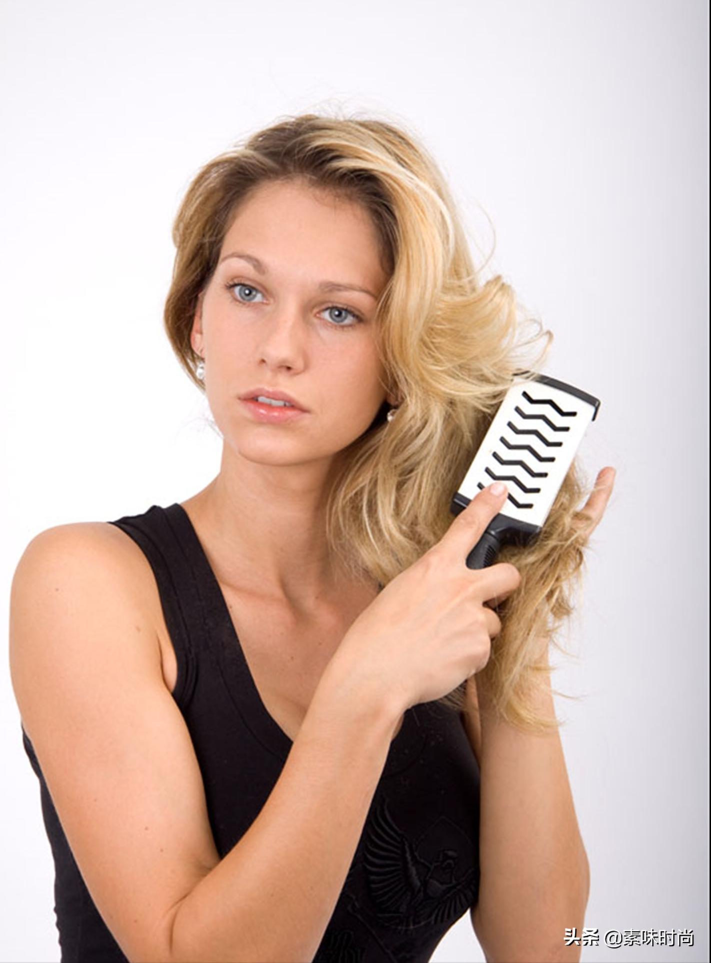 怎样的洗头方式才能让头发变柔顺,头发干枯毛糙自然卷用什么洗头