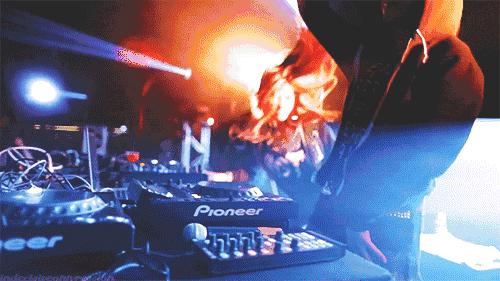 燃爆大驻马！8月15号，FM102.4主播极致水世界夏日狂欢电音节震撼来袭！