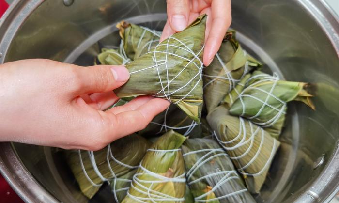 煮粽子的正确做法用冷水还是热水,怎么煮粽子粽子需要煮几分钟