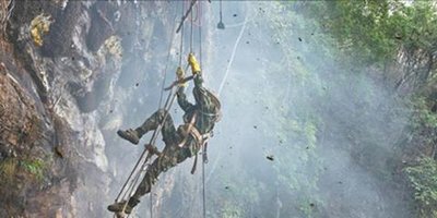 喜马拉雅山悬崖上采蜜人,喜马拉雅山采蜜人完整版