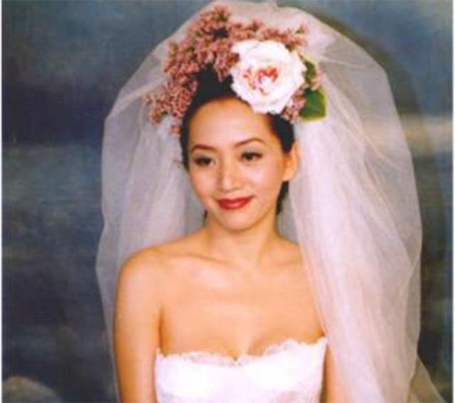 梅艳芳一生被母亲拖累,梅艳芳生前与家人的关系