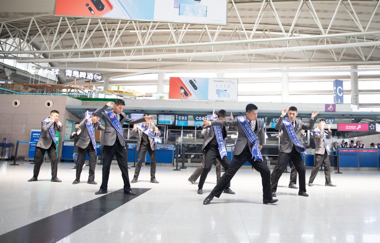 机场空少空姐快闪小苹果,中国空少空姐进机场震撼场面