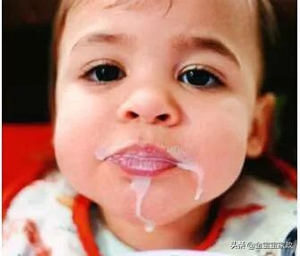 母婴吐奶,母婴溢奶和吐奶的区别