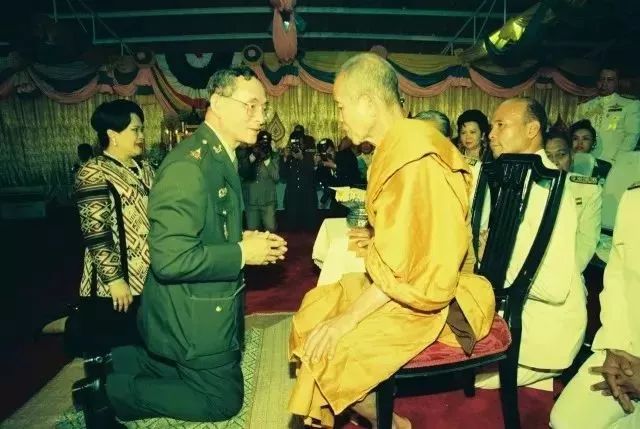 泰国捐钱最多的僧人,泰国活着的高僧哭丧