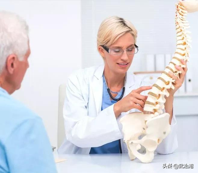 腰椎间盘疼痛最快缓解,老人缓解腰椎疼痛的动作