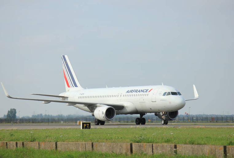 法国数十架飞机连夜飞向中国：只为向中国表达诚意