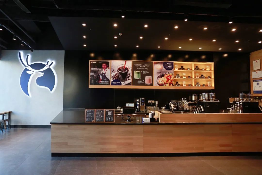 瑞幸咖啡门店已超13000家,瑞幸咖啡室内排队