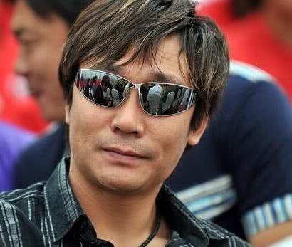 未婚先孕二嫁富豪，恩师偏心王菲说她傻，乐坛一姐那英经历了啥？