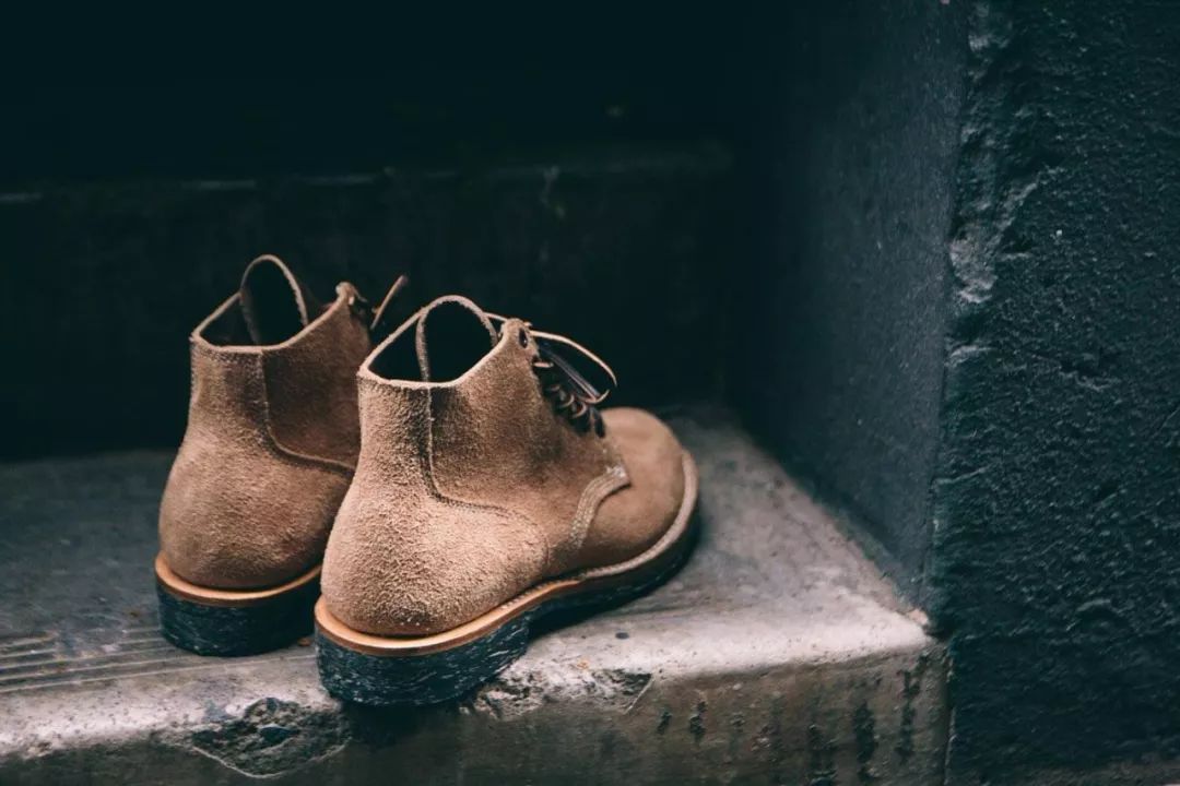 冬天又暖和又软适合穿的靴子,冬天最适合穿的靴子是什么颜色