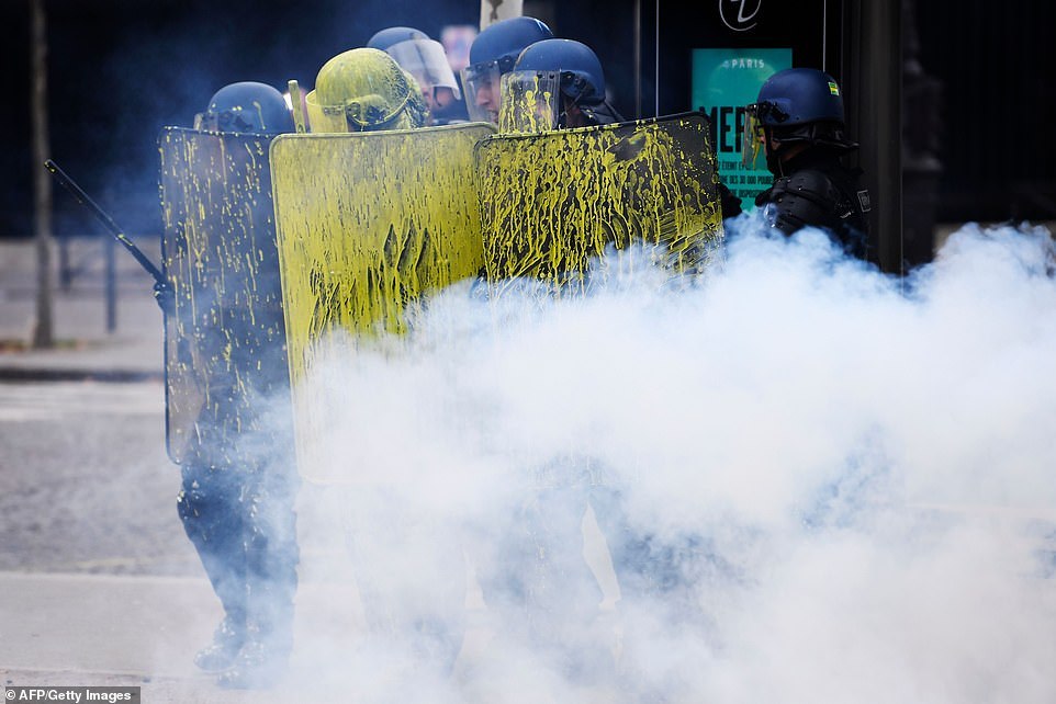 马克龙对法国骚乱的态度,法国50年来最严重骚乱的视频