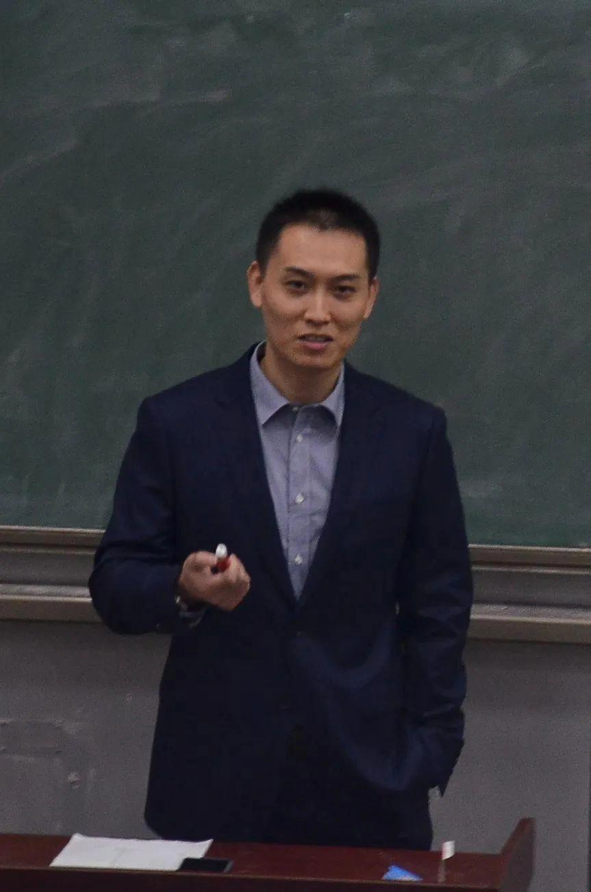 他是青岛大学帅气的男神老师，是云课堂中“新晋网红”、人气主播