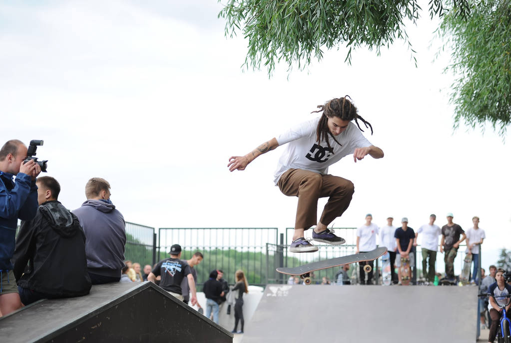 新手入门挑选专业滑板,新手如何选购专业滑板