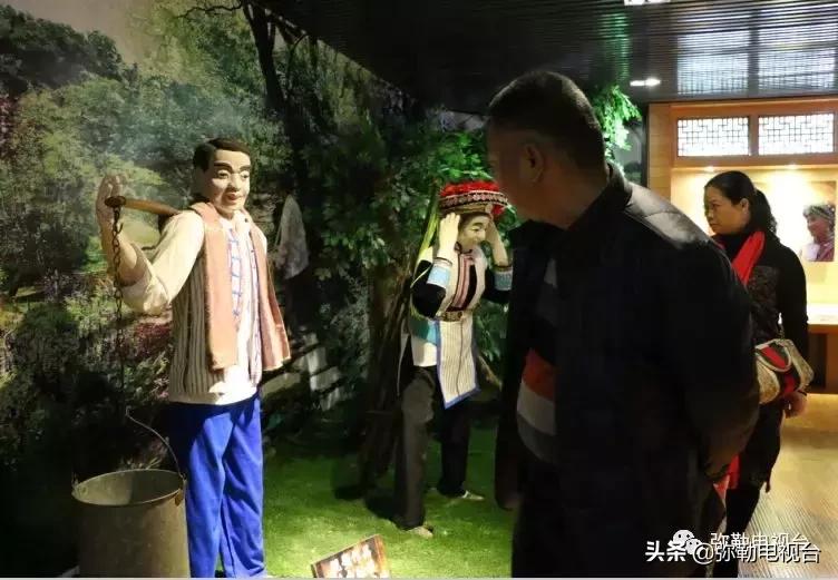 太热闹!弥勒花海、人海、车海、舞海...这些人上镜了!