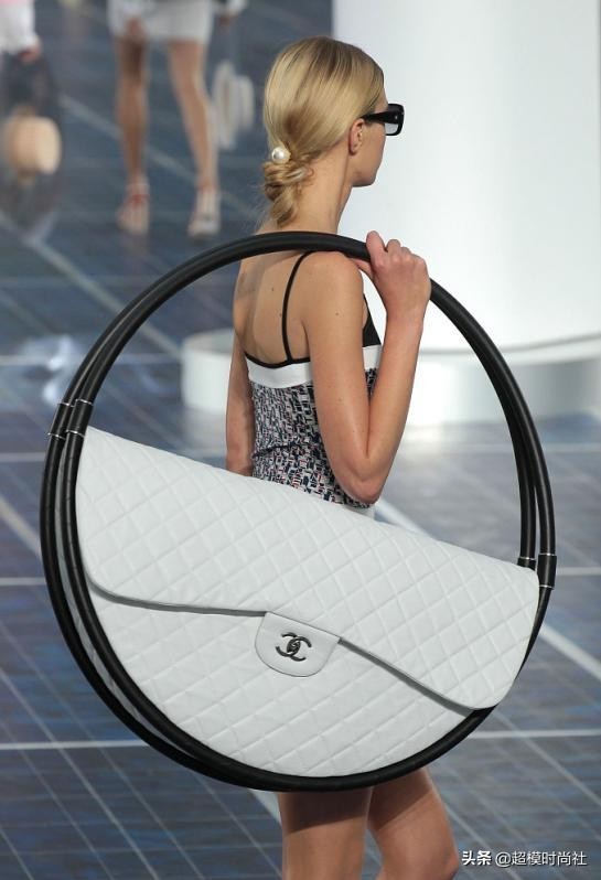 香奈儿老佛爷穿搭,盘点香奈儿老佛爷设计的包款