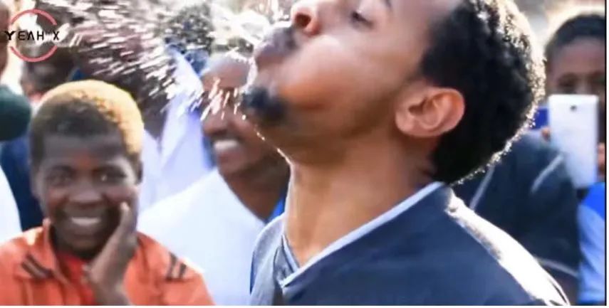 为什么足球运动员边喝水边吐水,足球运动员为什么喝水要吐出来