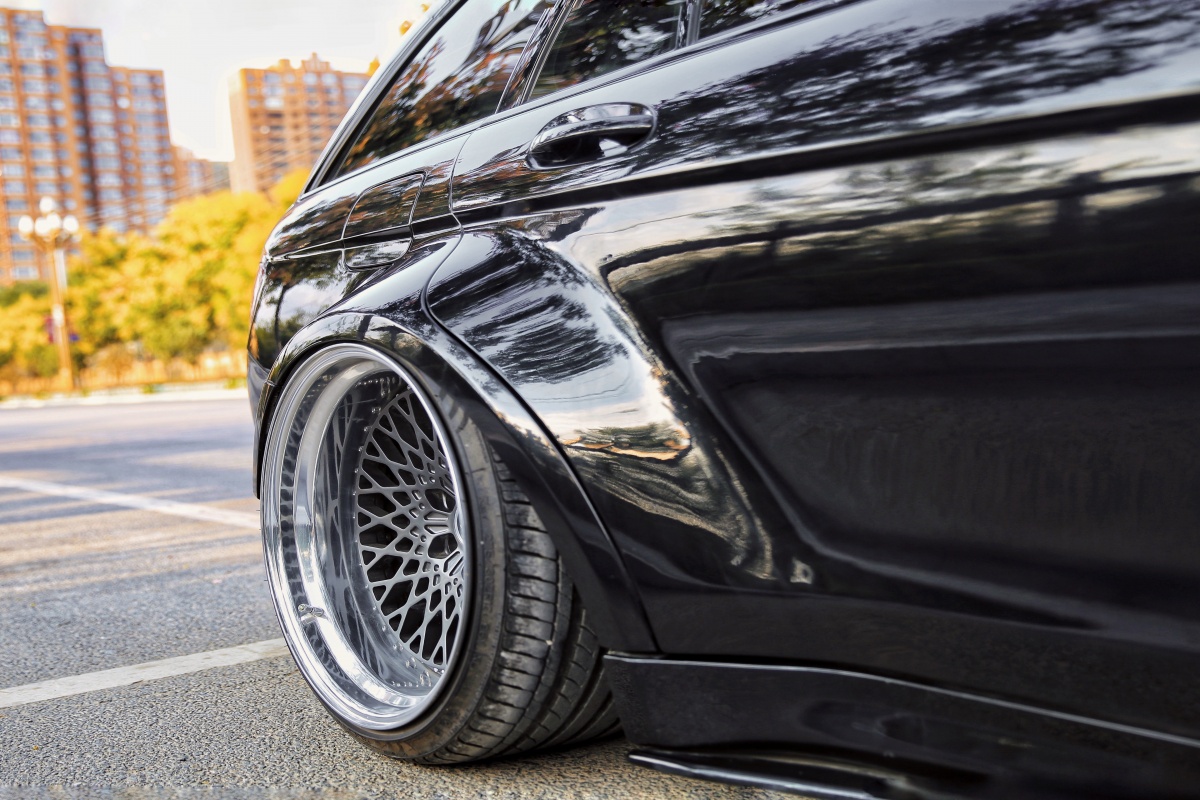 新款奔驰c200改装最帅效果,小县城越野改装店