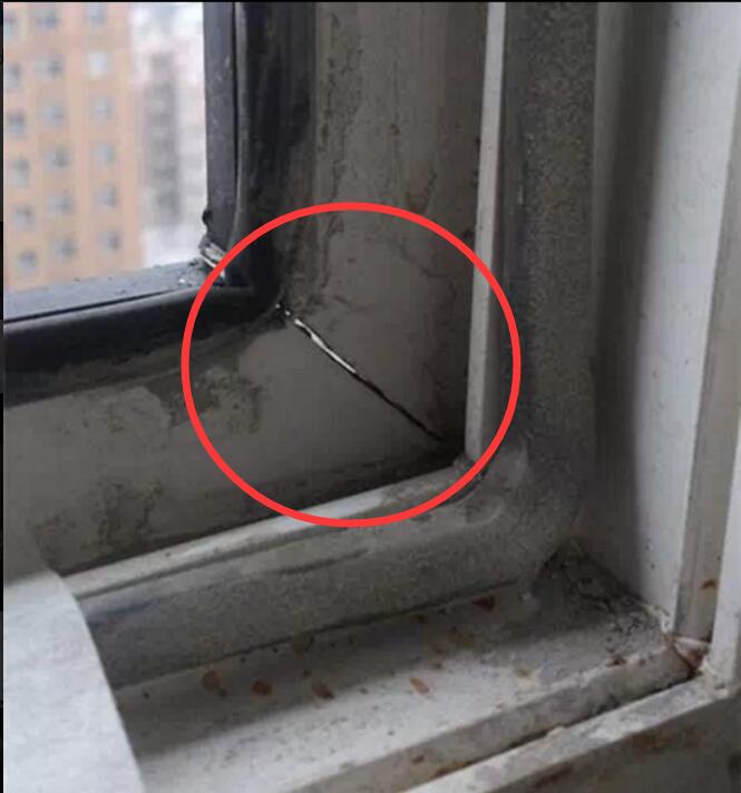 窗户装得一边高一边矮怎么办,窗户刚装好就下雨