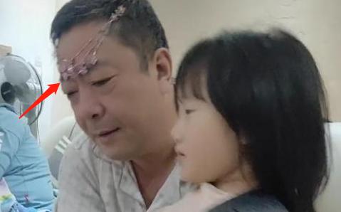 贵妇扮公主哄娃娃,爷爷扮成公主哄孙女