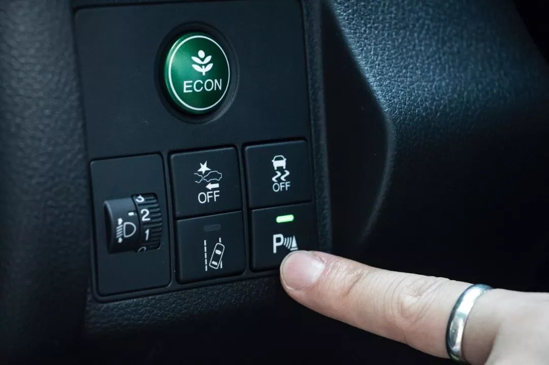 潮鞋与潮车是如此般配,90后年轻人就爱这一口