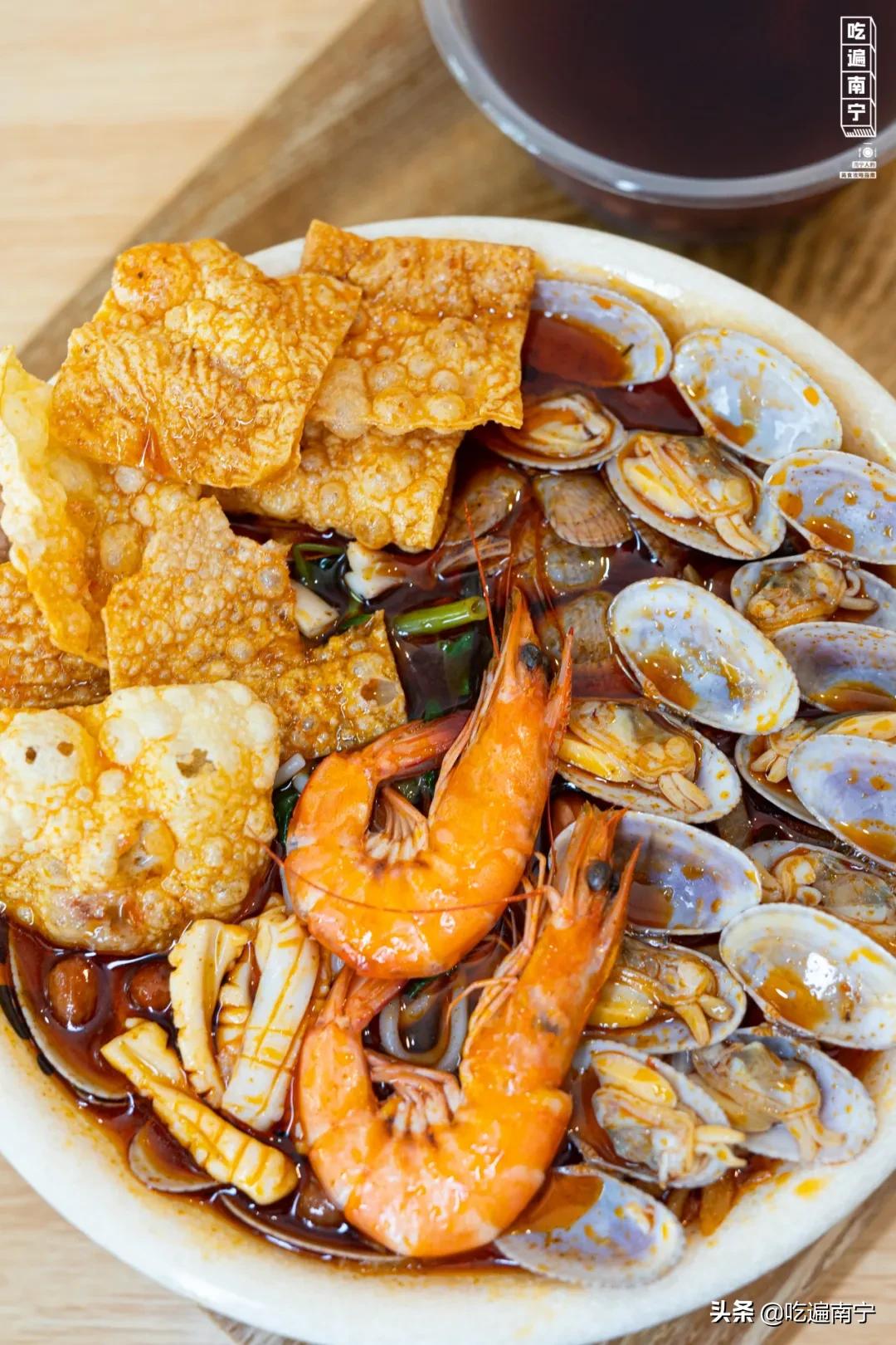 最近有一家特别火的螺蛳粉店,广西南宁西乡塘皇冠螺螺蛳粉