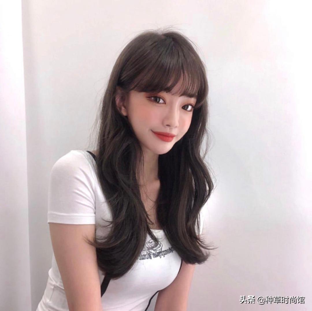 别再烫羊毛卷了！今夏“奶茶发”火了，超洋气