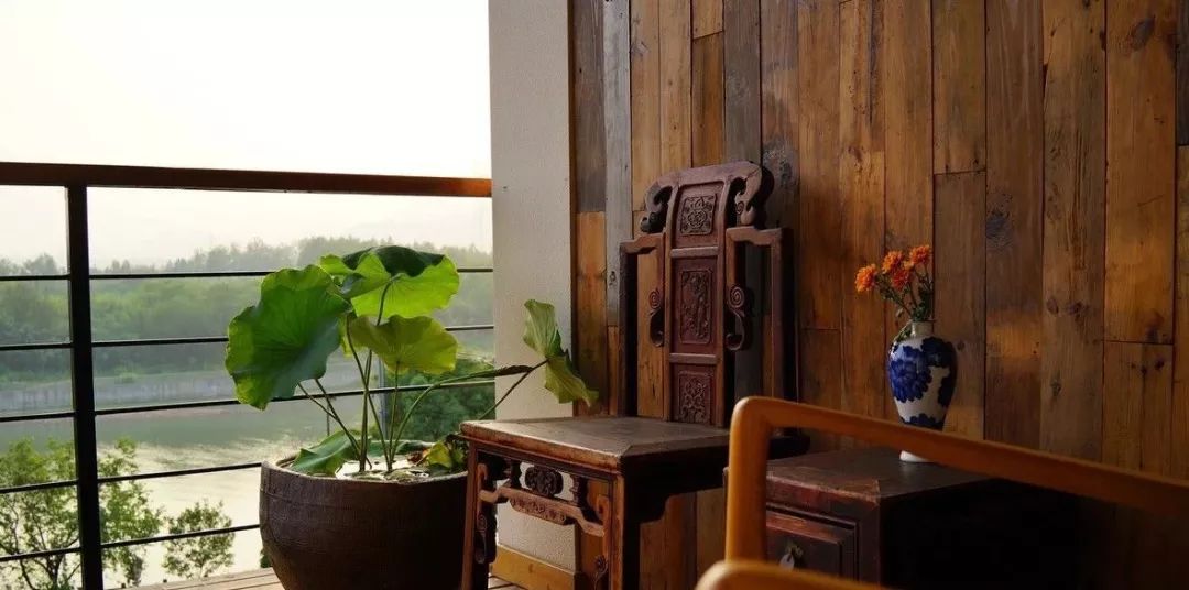 富春江边，有位美女将老宅改成爆美庭院式民居，每日诗……