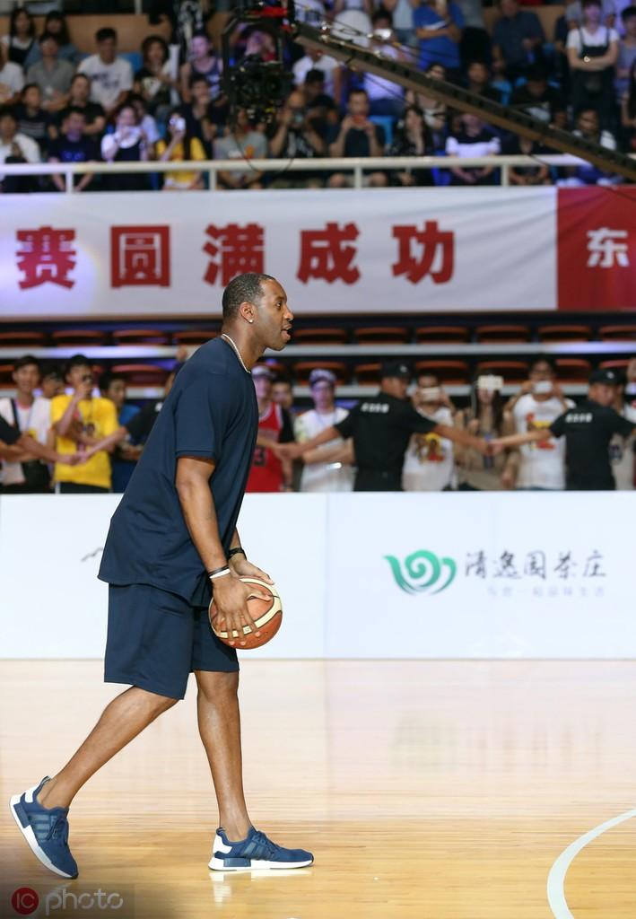 看c罗控球的小球员,c罗乔丹运动天赋对比