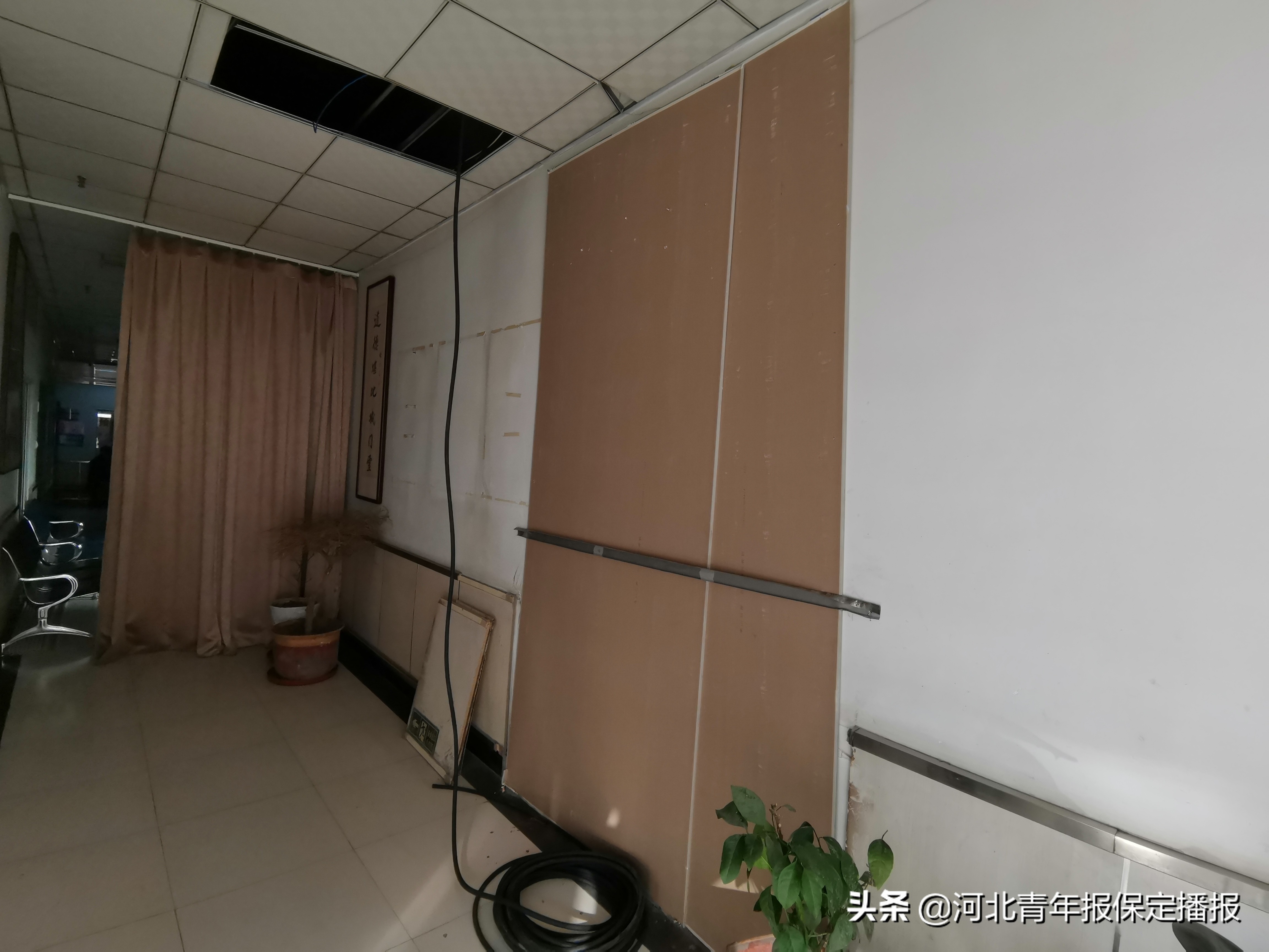 保定一医院在居民小区前布设外挂电梯，附近居民怀疑其为违章搭建