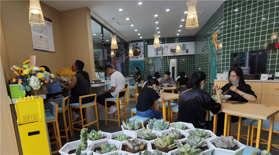 壹酸壹辣牛肉粉五象新区,到南宁吃一碗螺蛳粉