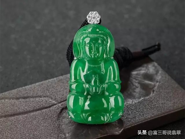 翠友一眼相中的料子,较为常见却不值得购买收藏的翡翠