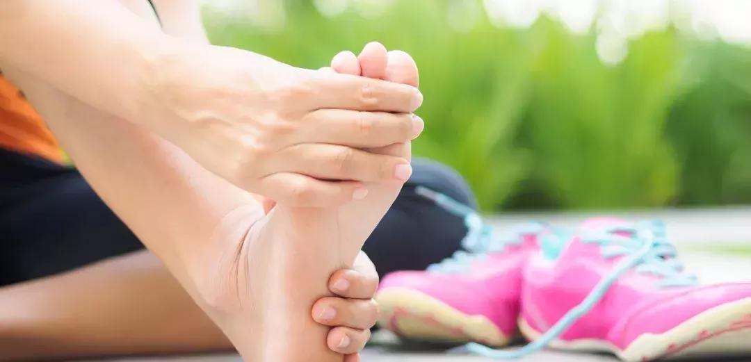 跑步导致脚底板疼,跑步脚底板抽筋一样疼