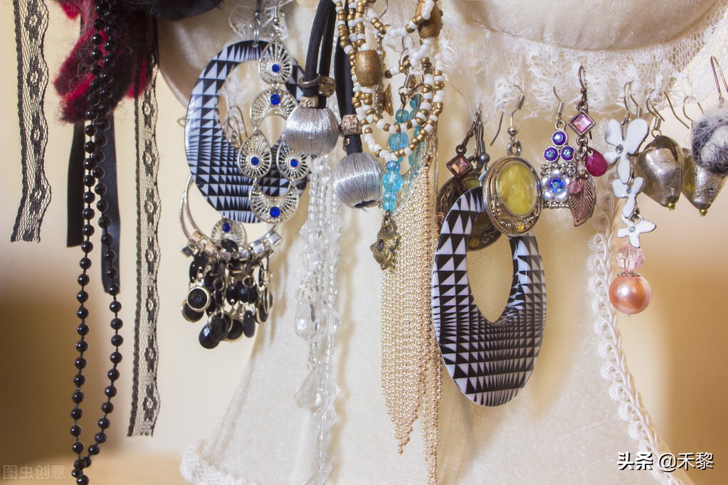 珠宝首饰出单怎么发朋友圈文案,珠宝开业文案朋友圈怎么写